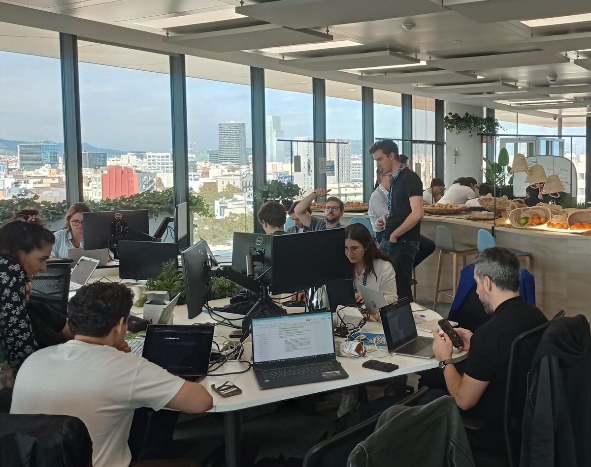 DanielG12754470's tweet image. It is all about this, people. 

Wonderful weekend in the GenAI Health Hackaton organised by the @hospitalclinic 

We generated an AI-based, ready-to-use information system for clinicians from free-text data, potentially saving time, money, and resources, optimising treatments.