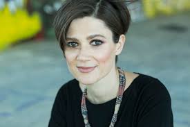 Radio3scienza's tweet photo. La giornalista scientifica @sbencivu, autrice del saggio  "Eroica, folle e visionaria. Storie di medicina spericolata" (@BBEditore 2023), ora al microfono di @robertafulci, sta ricostruendo la vicenda della virologa croata #BeataHalassy, spiegando  che cosa è la “viroterapia oncolitica” che ha sperimentato su sé stessa.
