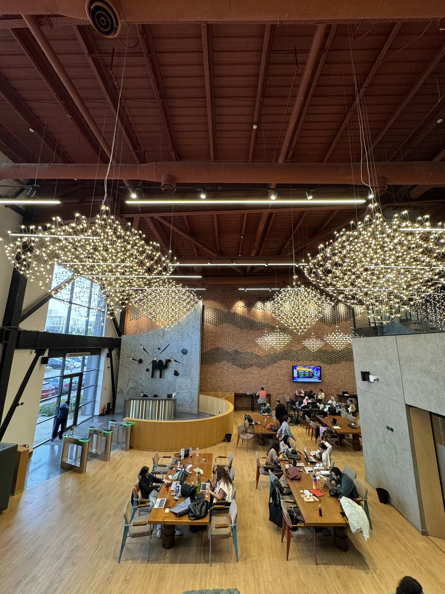 من أجمل الأماكن للعمل في القاهرة في منطقة District 5 🇪🇬 

اسم المكان Kamelizer 🐪