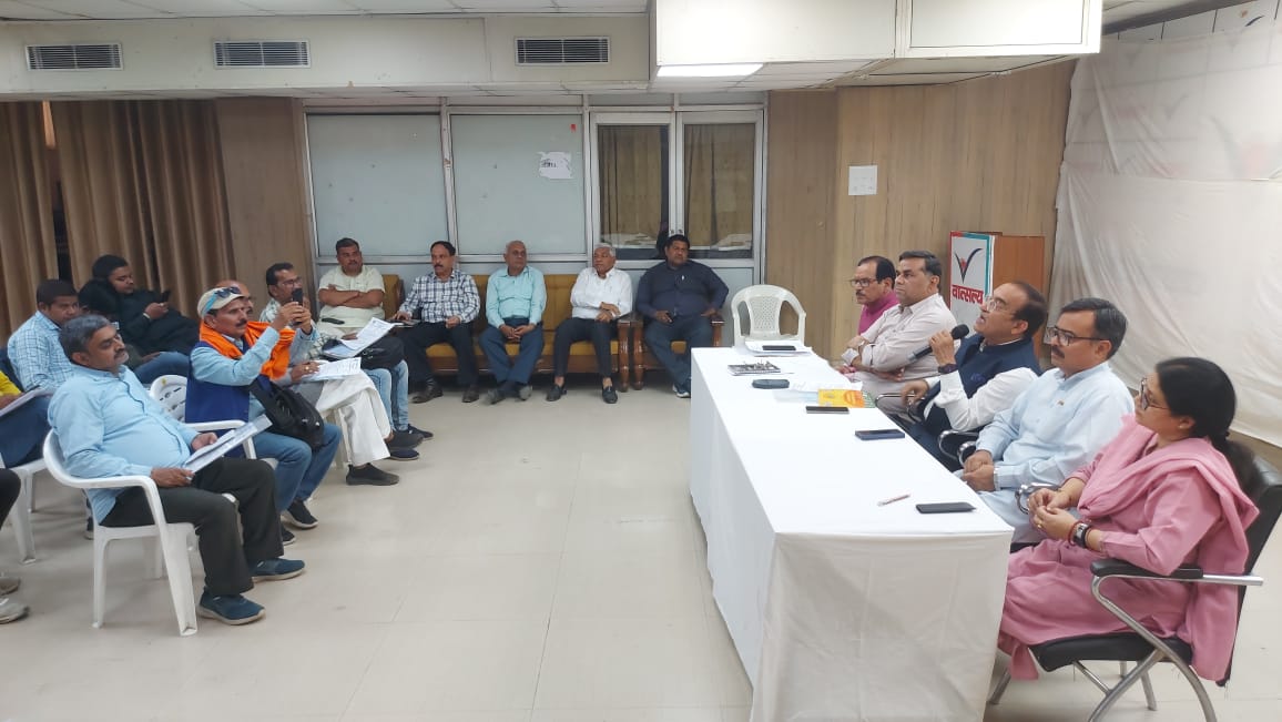 airnews_gkp's tweet image. ▶️#Prayagraj के #Mahakumbh2025 में 12 जनवरी से 26 फरवरी तक नेत्र कुंभ का आयोजन।
▶️देशभर के नेत्र चिकित्सक  5 लाख नेत्र रोगियों का करेंगे परीक्षण।
▶️निःशुल्क चश्मा वितरण और जरूरतमंदों के आंखों के ऑपरेशन भी होगा।
@airnewsalerts @AIRNewsHindi 
#NetraKumbh #FreeEyeCare #UPNews