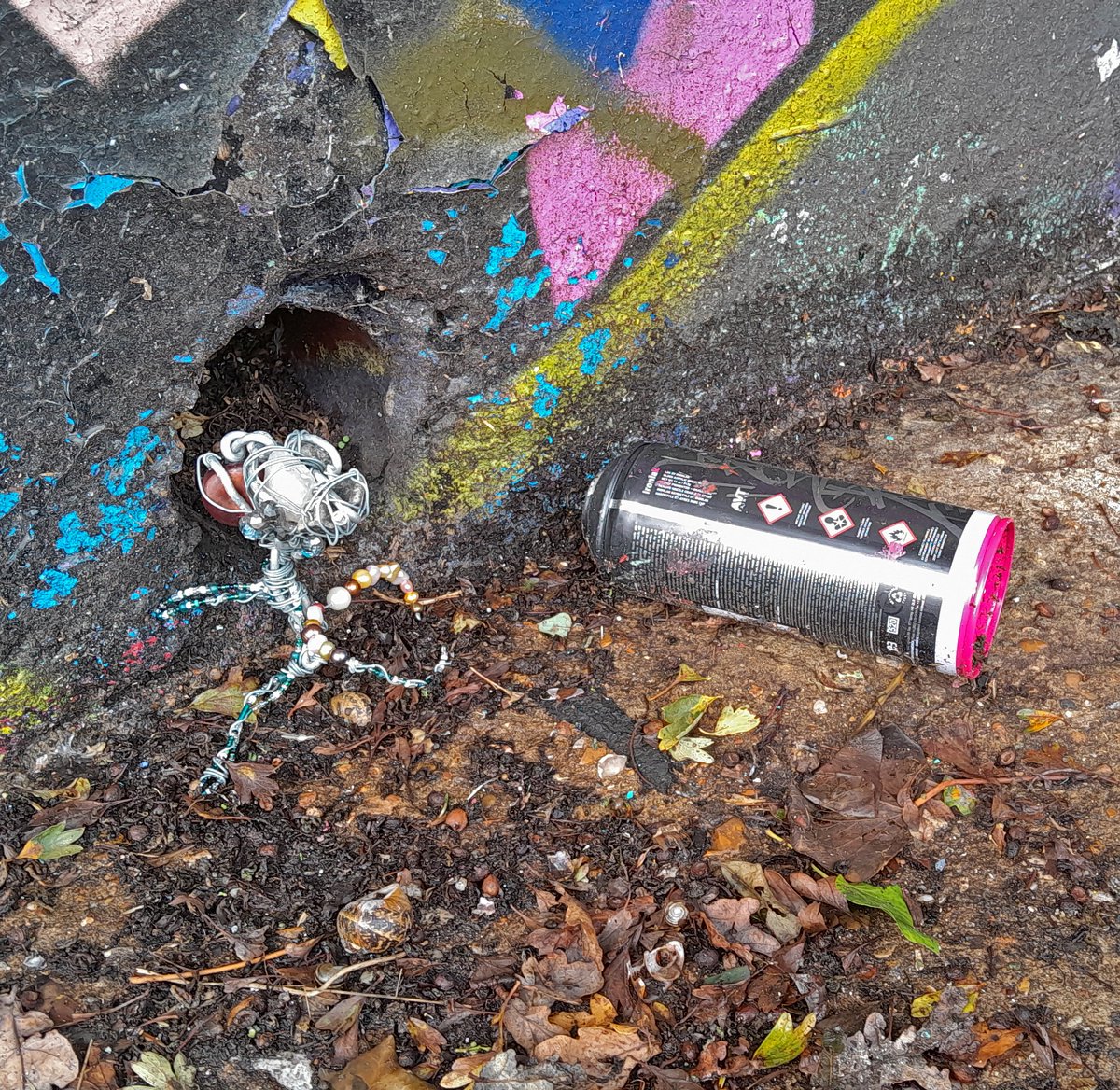 Our Autumn exhibition, Sets, Series and Ensembles, starts today with a wandering sculpture from Kezia Reddick at Feltham Circles graffiti walls in Pevensey Nature Reserve, SW London. + a fab debut from Laura Webb, read her response at collectconnect.blogspot.com/2024/11/kezia-… #publicart #londonart