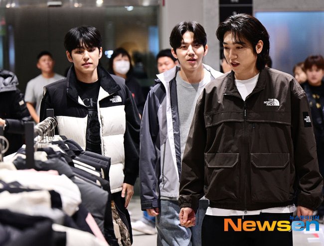 YOUNGK_POOH's tweet photo. The North Face เข้า DAY6 อือหือ ดังแบบอะไรก็เอาลงไม่ได้แล้วสุดๆ ㅠㅠ หล่อด้วย https://t.co/nDlWpHn0er
