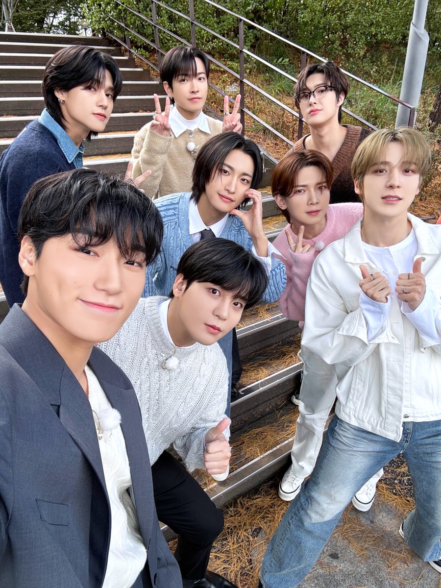 ATEEZofficial's tweet photo. [📷] KBS Kpop '돌박이일' Behind Photo

이번에도 어김없이
#돌박이일 과 함께 돌아온 에이티즈!
화사한 남친룩 입고🌸 베팅을 위해
다양한 게임에 몰입했던 하루😆 

#ATEEZ #에이티즈 https://t.co/lYeaoyF1i2