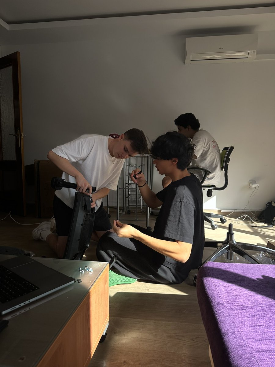 albertzimtea's tweet image. the remote setup is now complete

thanks for the help @hugdcc
