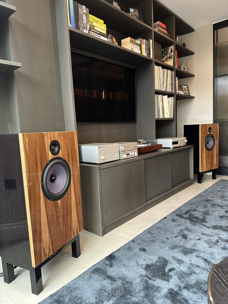 hifilounge's tweet photo. HiFi Lounge was delighted to supply 2 more very happy customers with their DeVore Fidelity O/96 speakers last week.
One pair driven by Nagra and the other by a Western Electric 91E 300B valve amp, both sounding sublime ๐
#devorefidelity #speakers #hifi #audiophile #luxury https://t.co/MzJXyc9qgk