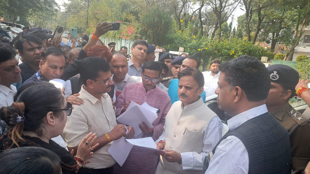 प्रदेश अध्यक्ष विजय ठक्कर के नेतृत्व में nhm कर्मचारियों ने उप मुख्यमंत्रीजी को ज्ञापन सौंपा जिस पर मंत्री जी द्वारा संज्ञान लेकर उचित कार्यवाही का आश्वासन दिया गया और कल हेल्थ कमिश्नर और मिशन संचालक की उपस्थिति में मीटिंग का आदेश दिया गया 
<a href="/rshuklabjp/">Rajendra Shukla</a>