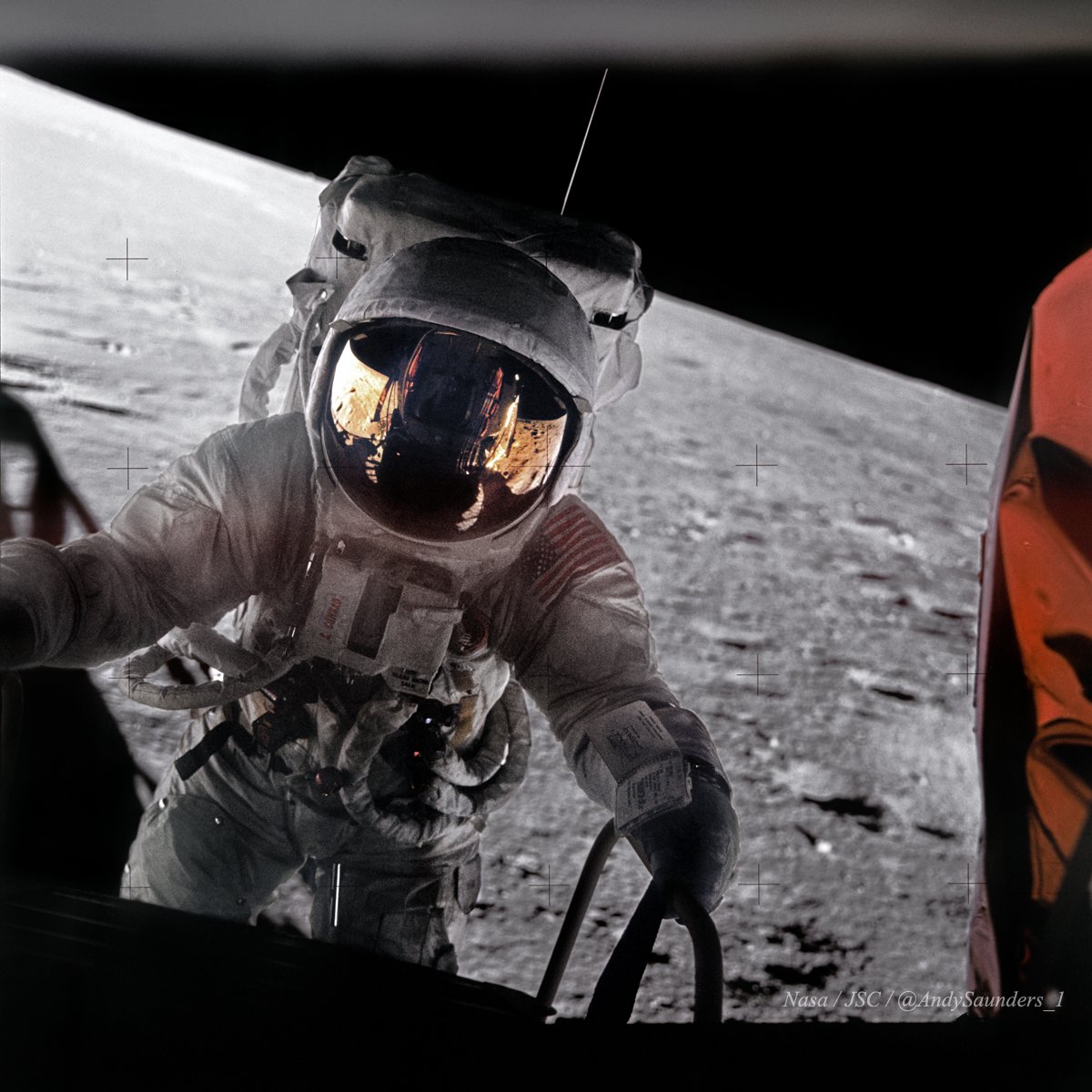 55 years ago today! Nov 19, 1969.
Pete Conrad descends the ladder to become the 3rd human to set foot on the Moon.
Alan Bean (seen reflected, through the hatch): "Let me get the old camera on you, babe!"
This was one of the more difficult images to work on for #ApolloRemastered.