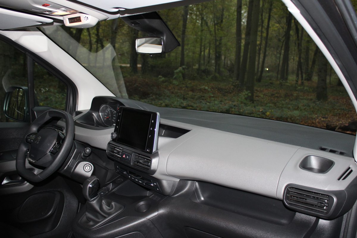 Peugeot Rifter d'occasion aménagé handicap avec une rampe manuelle et abaissement pneumatique des suspensions. en savoir plus : handynamic.fr/vehicules-tpmr…