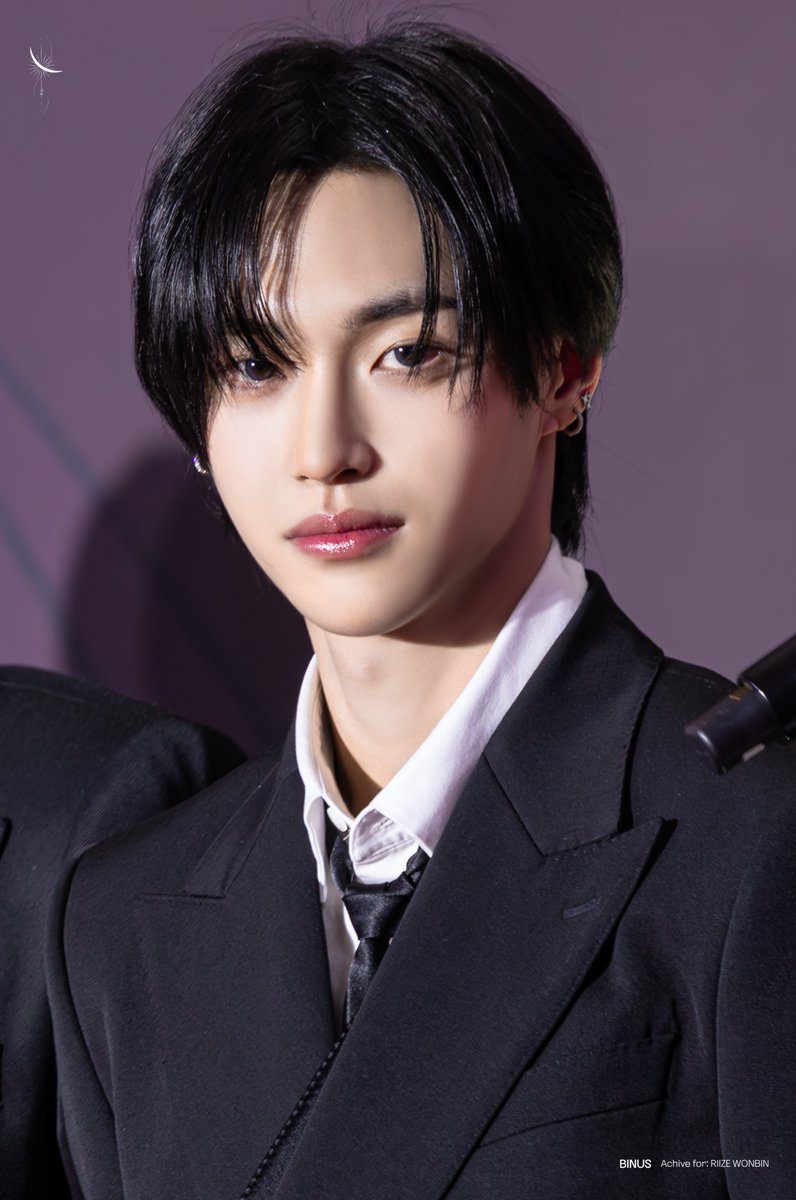 1BINUS's tweet image. 241117 KGMA 레드카펫 
|  🎩
#RIIZE #라이즈 #WONBIN #원빈