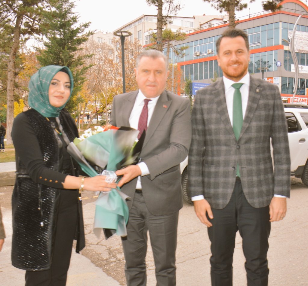AK_PartiVan's tweet photo. Bakanlığına ait yatırımlar için Van'a teşrif eden Gençlik ve Spor Bakanı Sayın @OA_BAK, İl Başkanlığımızı ziyaret etti. İl Başkanımız @emreguray65 ve yönetim kurulu üyeleri tarafından karşılanan bakanımız çeşitli bilgi verdi. @Burhan_Kayaturk @K_Turkmenoglu_V https://t.co/okN7ItI0kC
