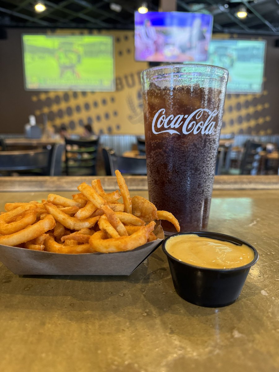 HAPPY MONDAY 🤩

🚨Campus Staff🚨

Come by and get 50% off food purchases all day!