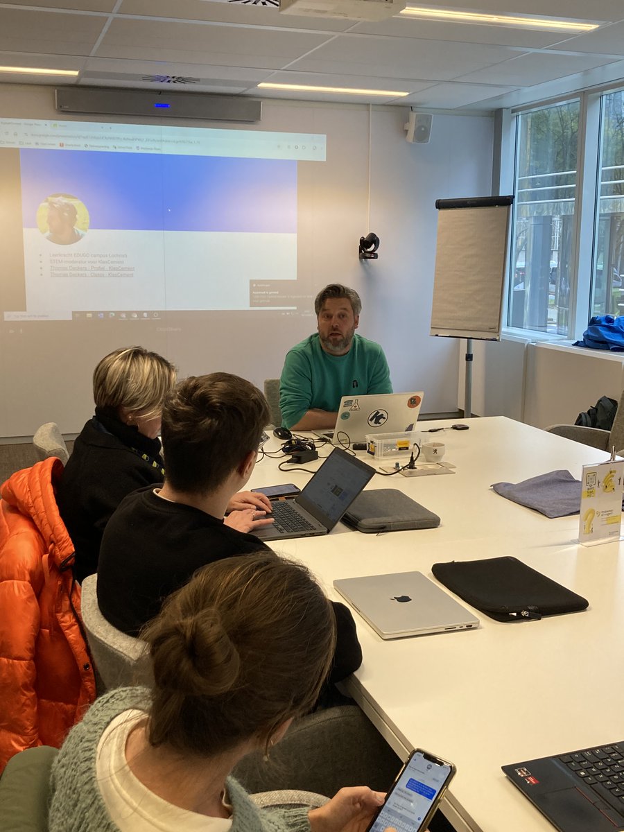 ▶️ Vandaag vond de 1ste AI-studiedag van het Kenniscentrum #Digisprong plaats. Zo'n 250 onderwijsprofessionals ontdekten hoe AI kan bijdragen aan het leerproces en hoe ze de technologie verantwoord kunnen inzetten op hun school. 

ℹ️ Meer info op: vlaanderen.be/kenniscentrum-…