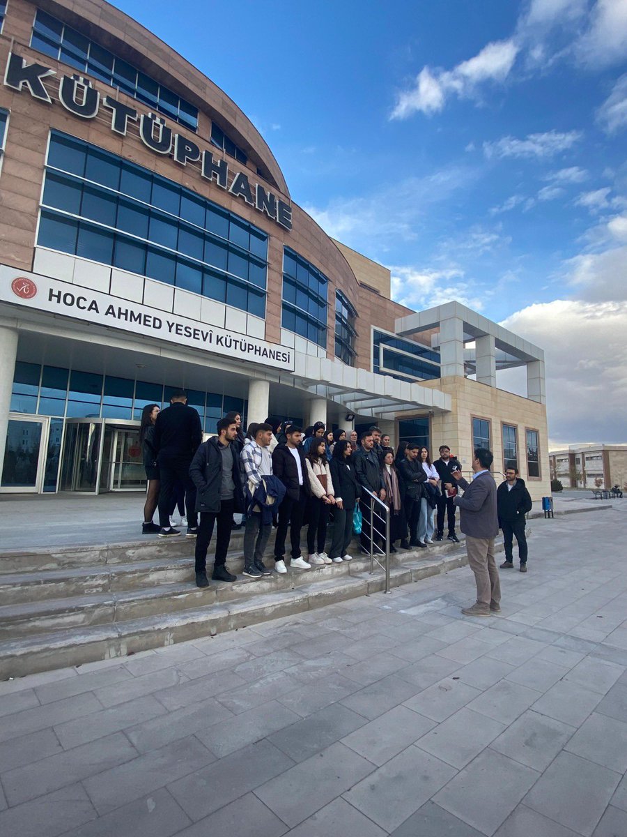 Üniversitemiz Eğitim Fakültesi Türkçe ve Sosyal Bilimler Eğitimi Bölümü 2. Sınıf öğrencilerine kütüphanemiz tanıtılmış ve oryantasyon eğitimi yapılmıştır.