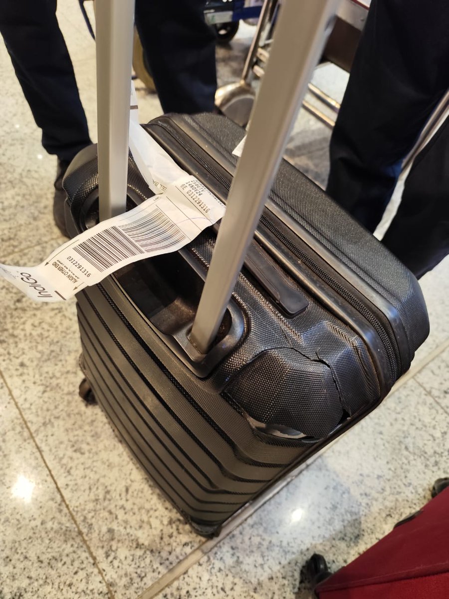 ubaidullahma's tweet photo. @IndiGo6E  my father travelled on flight 6E 876 from CCJ to HYD on 14th Nov 2024, and the trolley baggage was returned severely damaged.
Does anyone experience the same ? 
@ConsumerReports
#IndiGo #BaggageDamage #CustomerServiceFail https://t.co/4OVEDgipa6