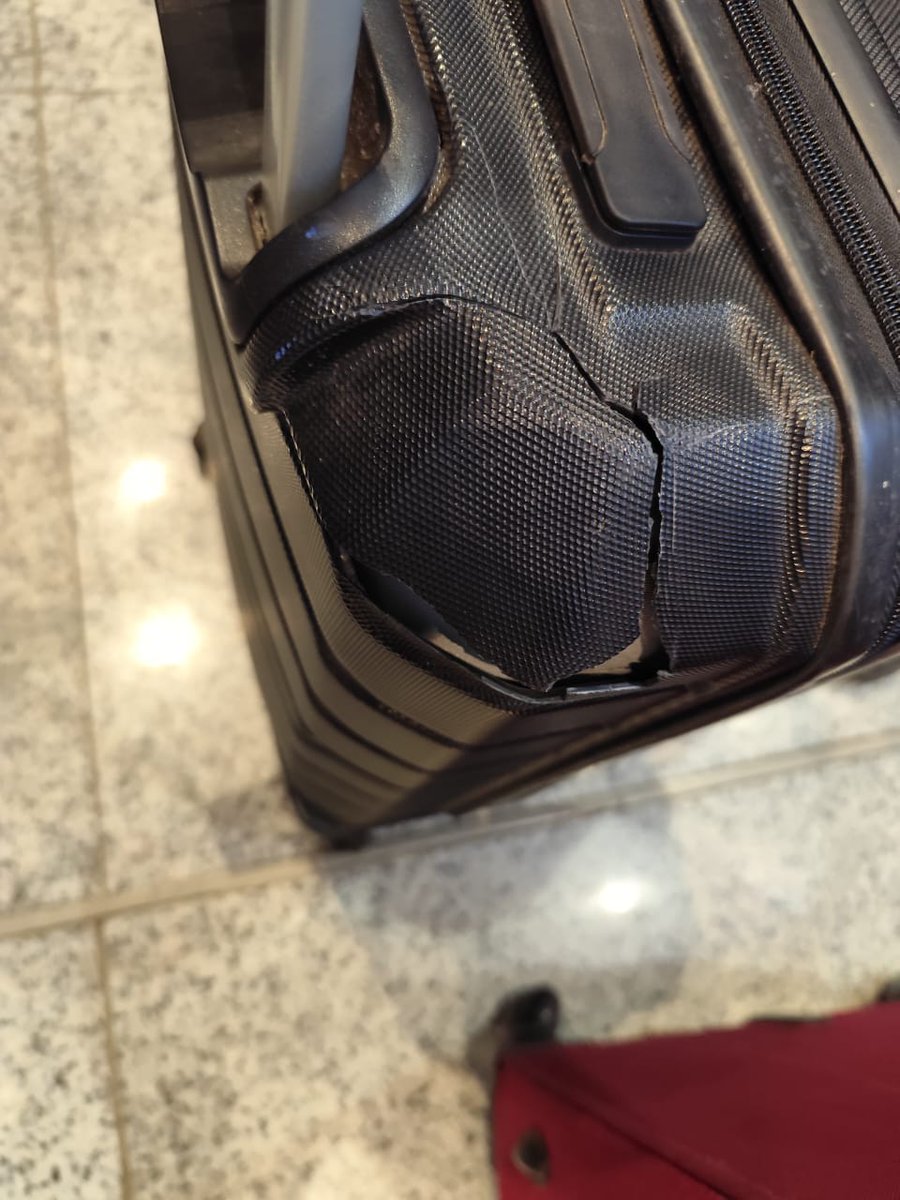 ubaidullahma's tweet photo. @IndiGo6E  my father travelled on flight 6E 876 from CCJ to HYD on 14th Nov 2024, and the trolley baggage was returned severely damaged.
Does anyone experience the same ? 
@ConsumerReports
#IndiGo #BaggageDamage #CustomerServiceFail https://t.co/4OVEDgipa6