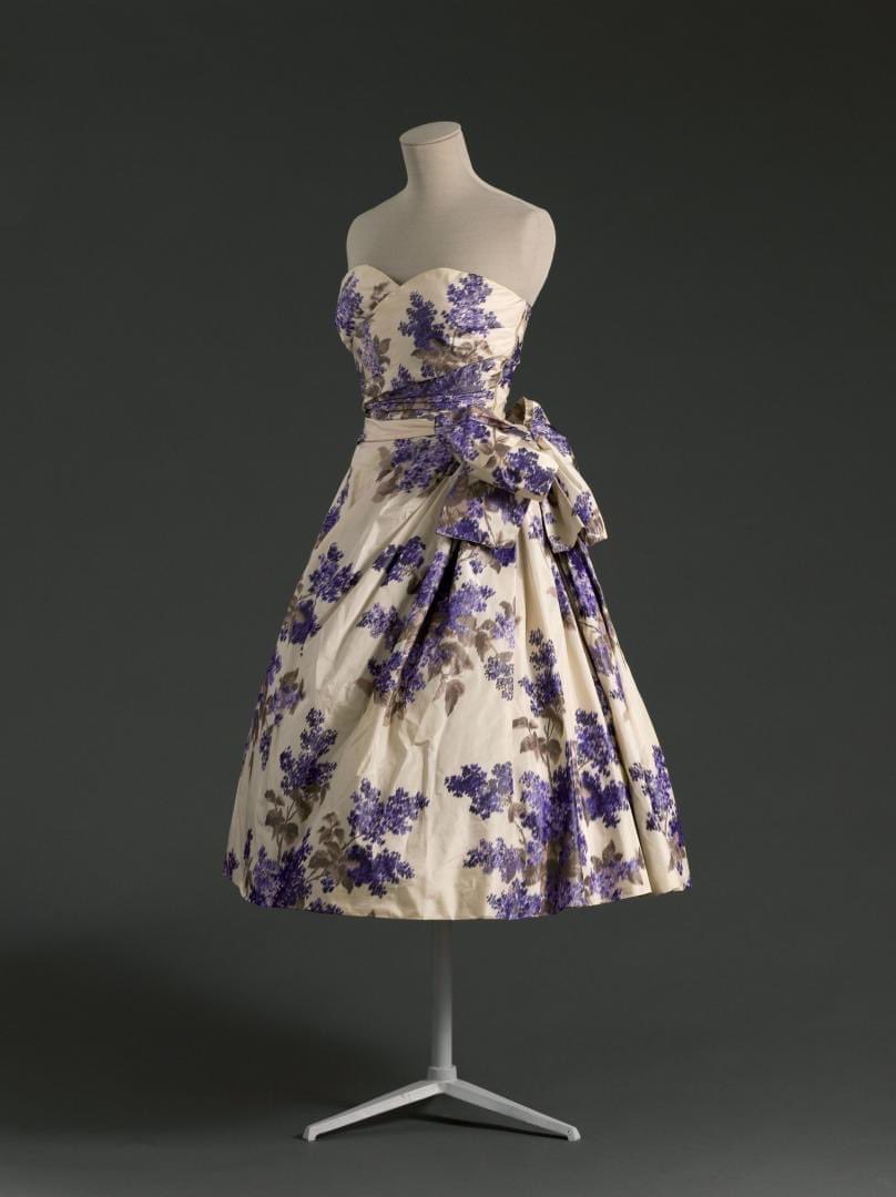 MadameGilflurt's tweet photo. #FrockingFabulous #AdventCalenDior #1: The "Ariette" dress of 1955 is all kinds of lovely, as we kick off our countdown to the big day. #Fashionhistory via Palais Galliera. https://t.co/wPdwW61fsS