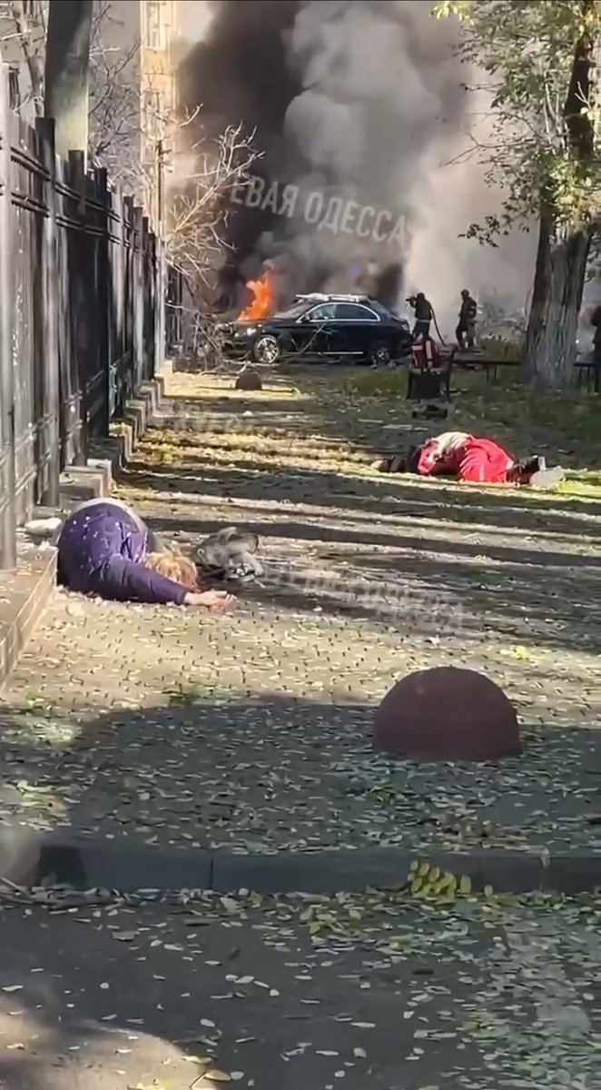 My heart is breaking... russian army has hit a residential building in Odesa with ballistic missiles. Bodies of passers-by lie on the road...