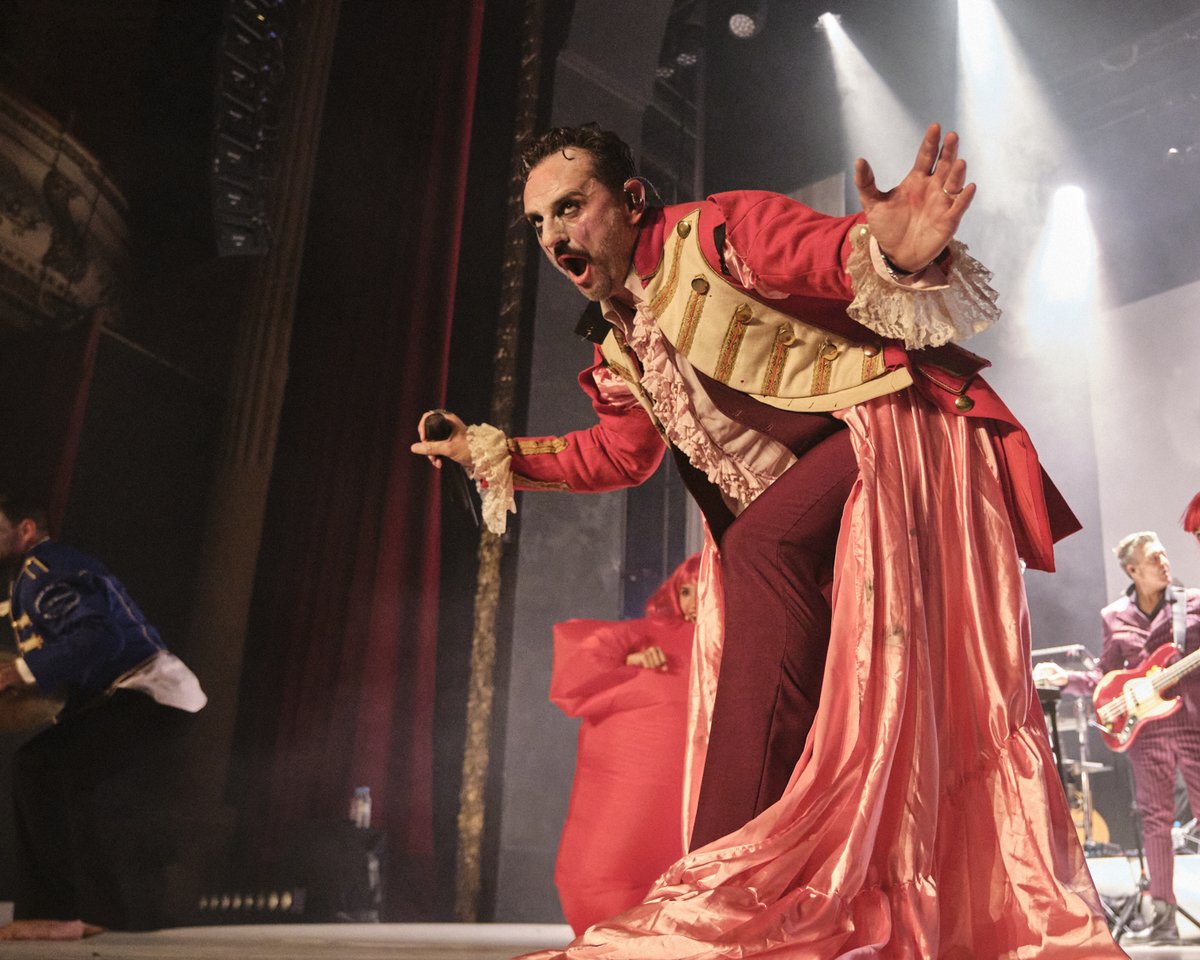 Mastodontes, ¡este sábado nos embarcamos en la búsqueda de la Belleza y el Perdón en Madrid! 🌹🙏🏼

¡Nos comentan que quedan las ÚLTIMAS ENTRADAS A LA VENTA! 🎫

Muchas gracias a tod@s los que estáis compartiendo con nosotros este viaje, os queremos ❤