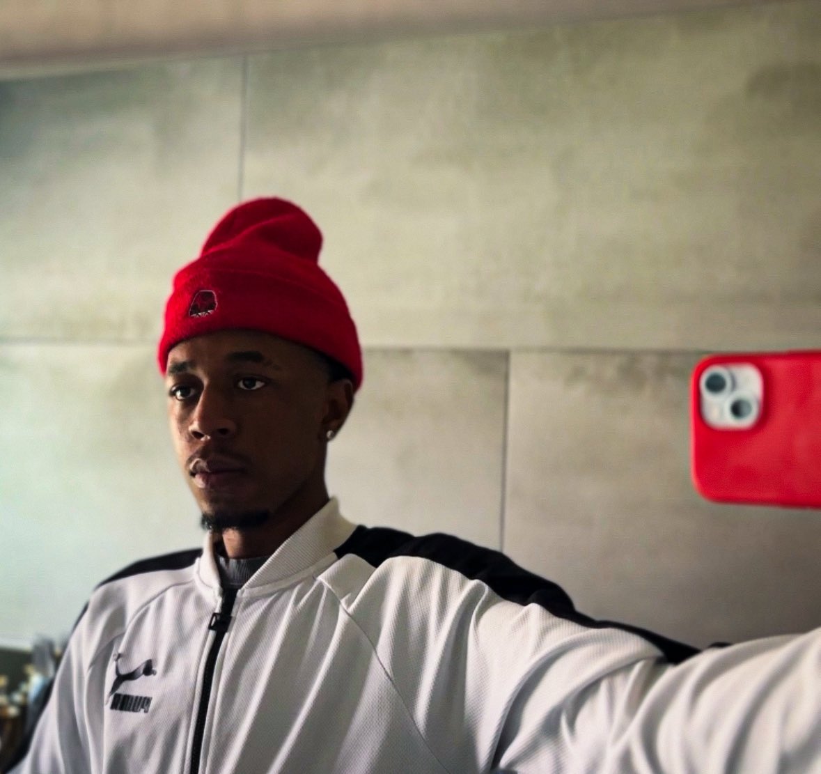 NeoEazyy_'s tweet photo. nothing going on here, i just like the colour red. https://t.co/2iVgp3LnHF