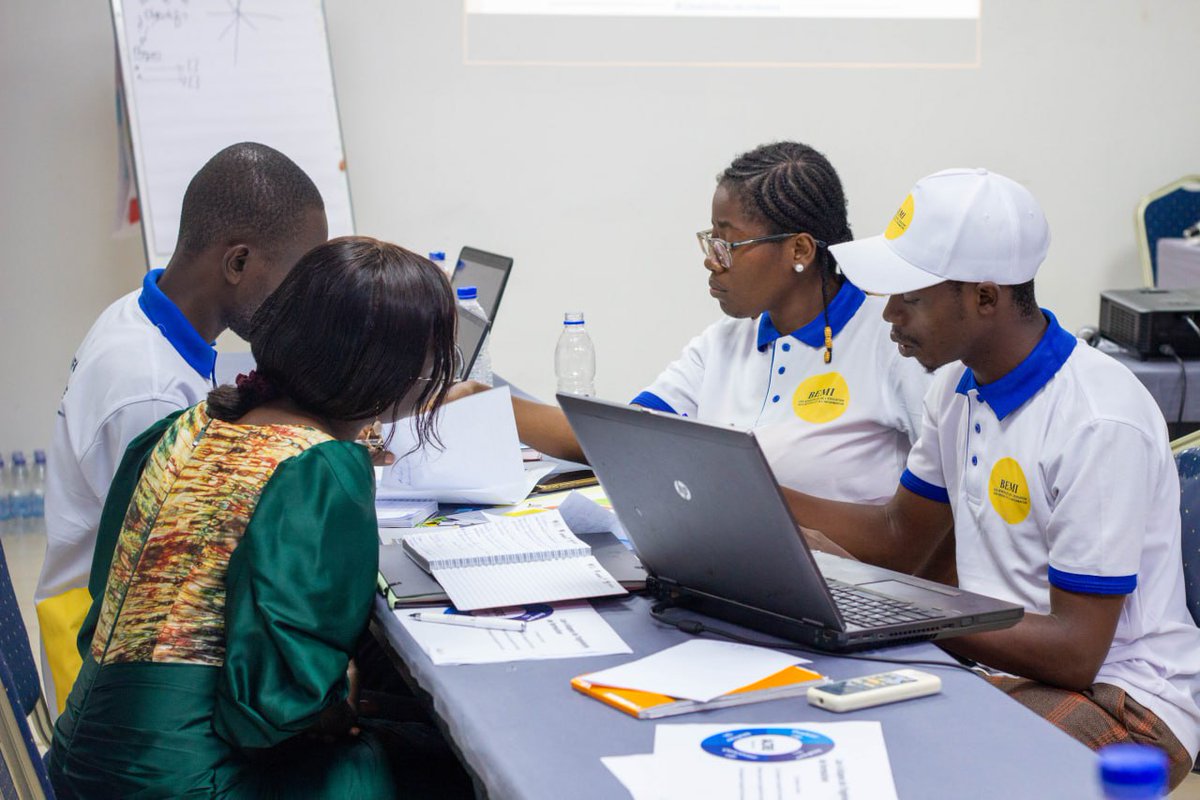 #Motivation_Week

Chez les Bénévoles de l'EMI, nous croyons fermement que 𝐥'É𝐝𝐮𝐜𝐚𝐭𝐢𝐨𝐧 𝐚𝐮𝐱 𝐌é𝐝𝐢𝐚𝐬 𝐞𝐭 à 𝐥'𝐈𝐧𝐟𝐨𝐫𝐦𝐚𝐭𝐢𝐨𝐧 est un levier puissant pour bâtir des communautés plus informées et responsables. ✍🏽📝