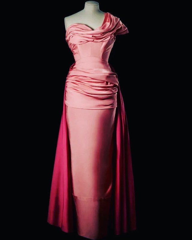MadameGilflurt's tweet photo. #FrockingFabulous #AdventCalenDior #16: Drama llamas assemble… this is maximum glam! #Fashionhistory by Dior, 1947 style. Via the Royal Ontario Museum. https://t.co/gzyx53VcNE