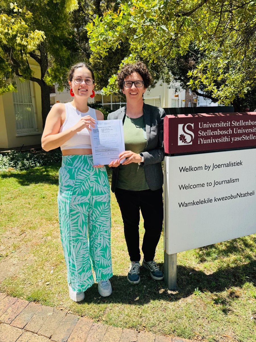 StelliesJourn's tweet image. Smiles all around and a sense of relief as Kara Le Roux submits her in-depth project to Anneli Groenewald
#InDepthProject #FinalFinalDay