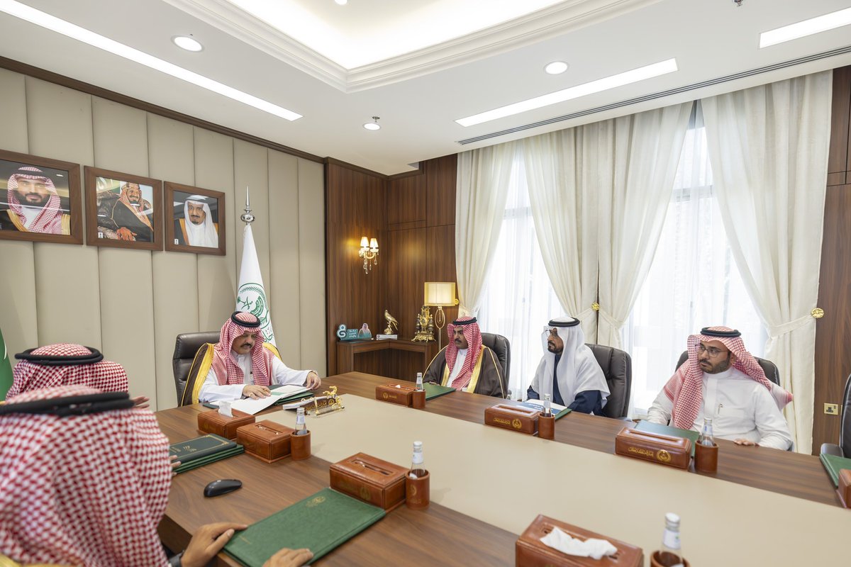 سمو #أمير_منطقة_حائل يستقبل مدير عام التعليم بالمنطقة أ.عمر بن هجاد الغامدي ويطلع سموه على نسخة من مشروع التحول في منظومة حوكمة إدارات ومكاتب التعليم.