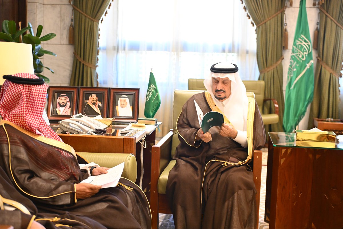 emara_alriyadh's tweet photo. سمو أمير منطقة #الرياض يستقبل رئيس مجلس إدارة جمعية الأسر الاقتصادية. 
https://t.co/TF6pujlcCb

#إمارة_الرياض https://t.co/Y7wl4snHpt