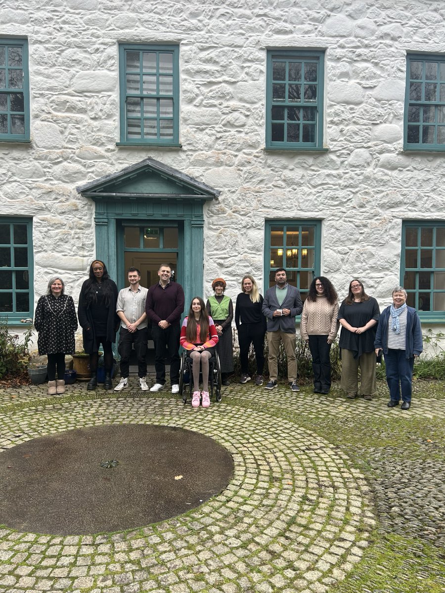 Penwythnos gwerth chweil! 

Hyfryd croesawu rhai o'r awduron fu'n cymryd rhan yn rhaglen Cynrychioli Cymru 2023-2024 nôl i Dŷ Newydd, ar gyfer encil gydag <a href="/Eloisejwilliams/">Eloise Williams</a>.