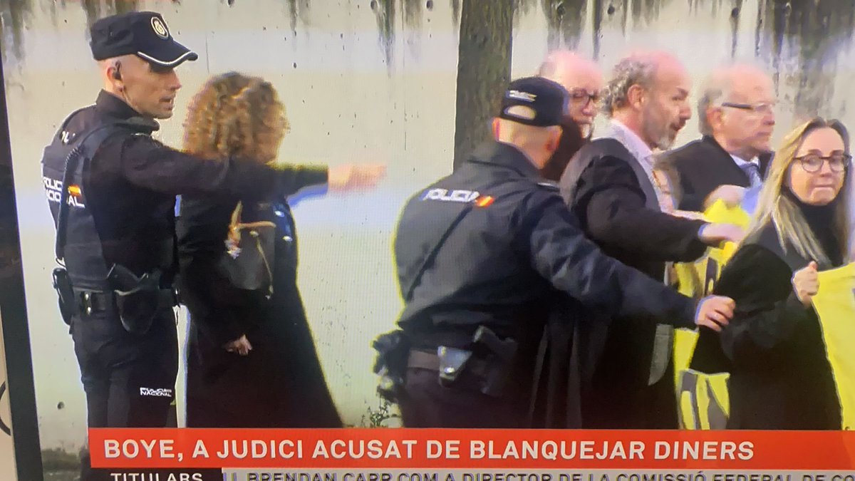 Aqui teniu alguns dels països del mon🌍 on s’imputa 👨‍⚖️ als advocat@s 🧑‍🎓els mateixos delictes que als seus clients per tal d’impedir l’exercici del dret fonamental de defensa:
🛑Turquia
🛑Rússia 
🛑Angola
🛑Bolívia 
🛑Iràn
🛑ESPANYA