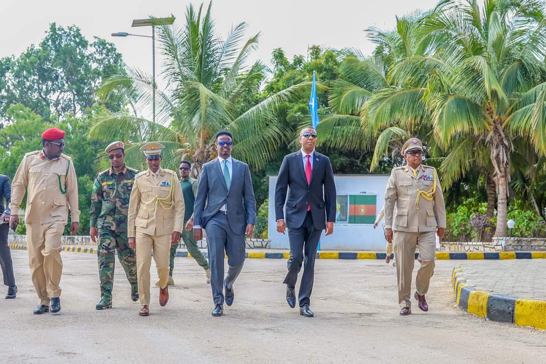 Ra’iisul Wasaaraha Xukuumadda Jamhuuriyadda Federaalka Soomaaliya Mudane Xamsa Cabdi Barre, ayaa xilka u kala wareejiyey Taliyaha cusub ee ciidanka xoogga dalka Soomaaliyeed Sarreeye Gaas Odowaa Yusuf Raage iyo Taliyihii hore Sarreeye Gaas Ibraahim Sheekh Muxiyadiin.