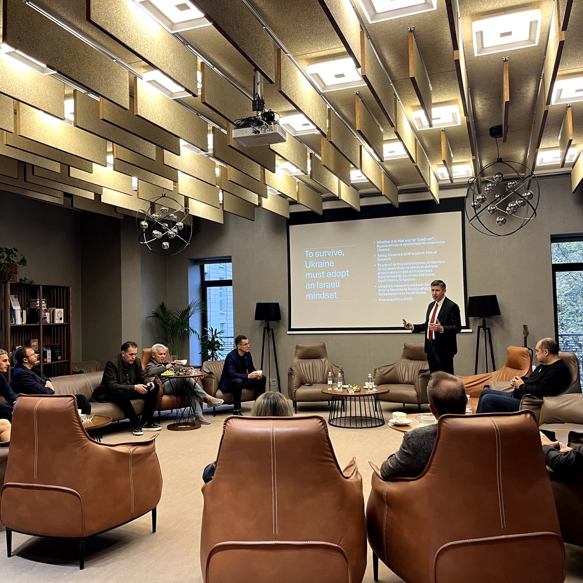 Members of CEO Club met with Vyaсheslav Dombrovskis, former Minister of Economics and Energy and former Minister of Education and Science of Latvia, as well as a member of the Advisory Council on Economic Policy under the Minister of Economics at the Kyiv School of Economics.