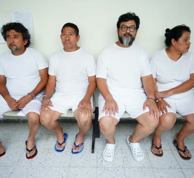 El Salvador'da 35 milyon dolar kara para aklamakla suçlanan kamu görevlileri, devlet televizyonunda iç çamaşırlarıyla teşhir edildi.