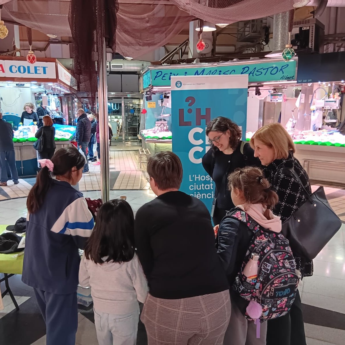 LHCiencia's tweet photo. 🥩🍇 Quins aliments tenen més ferro❓ Quines fruites i verdures són pròpies de cada estació❓

Dissabte 16, vam tornar a gaudir de #MercatdeCiència al #MercatdeCollblanc, on vam resoldre dubtes sobre #alimentació i #nutrició amb la investigadora @malenmassot❗️

#TempsdeCiència https://t.co/92ShIpHO6W