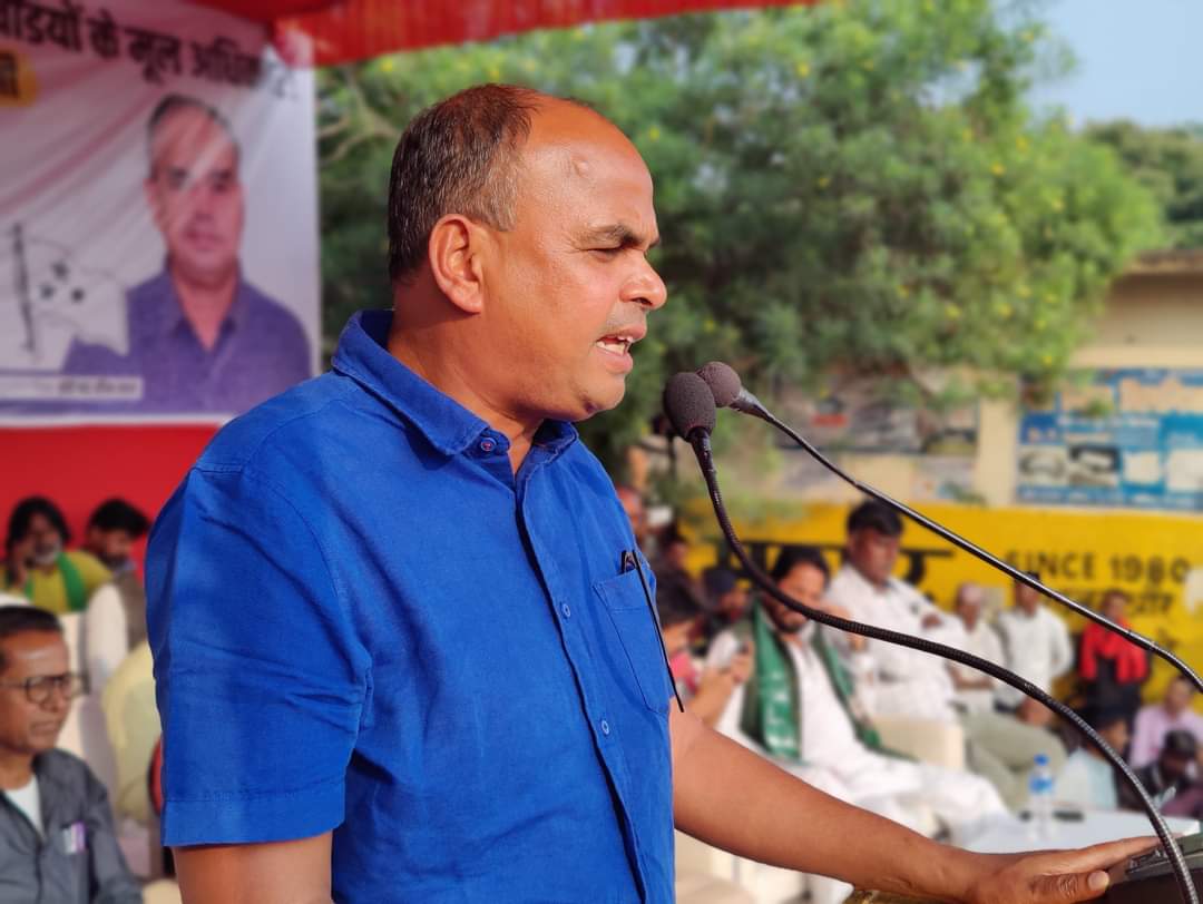 Dipankar_cpiml's tweet image. Joined Bihar legislature party leader of @cpimlliberation Comrade Mahboob Alam, Phulwari MLA Comrade Gopal Ravidas, Ghosi MLA Comrade Rambali Yadav and Ara MP Comrade Sudama Prasad for my last meeting of #JharkhandElections2024 at #Bagodar bus stand for Comrade @vinodbagodar.
