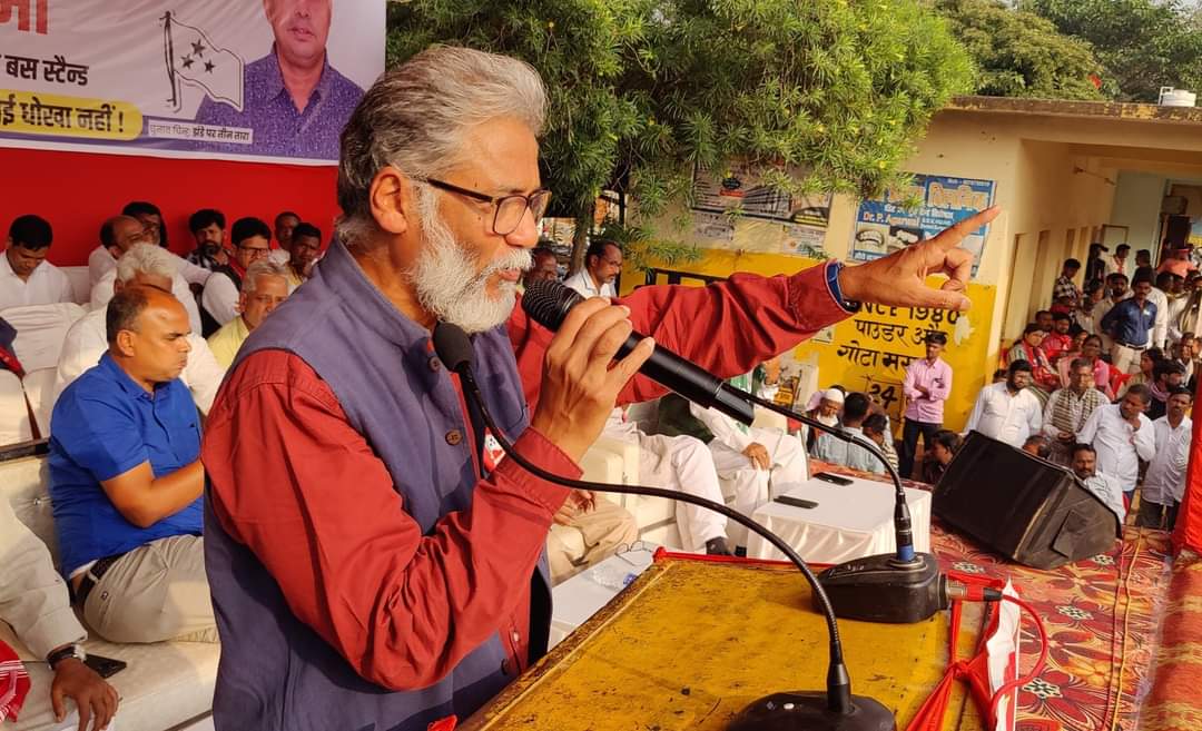 Dipankar_cpiml's tweet image. Joined Bihar legislature party leader of @cpimlliberation Comrade Mahboob Alam, Phulwari MLA Comrade Gopal Ravidas, Ghosi MLA Comrade Rambali Yadav and Ara MP Comrade Sudama Prasad for my last meeting of #JharkhandElections2024 at #Bagodar bus stand for Comrade @vinodbagodar.