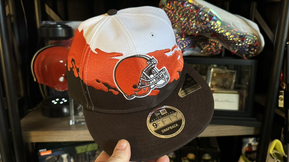 MUTGuru's tweet photo. GM! Giving away this @HOMAGE @NewEraCap to a loyal Browns fan! 

RETWEET TO ENTER. ♻️
WINNER PICKED TONIGHT. 🏆

NOTE: It’s on the small side. https://t.co/Rzp9i9FbdS