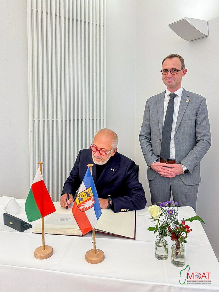 Ambassade d'Allemagne à Madagascar et à Maurice (@amb_ger_mdg_mus) on Twitter photo La visite de la délégation 🇲🇬conduite par SEM <a href="/NainaAndriants1/">Naina Andriantsitohaina</a> en🇩🇪 a été une occasion de raffermir la coopération 🇩🇪🤝🇲🇬en matière de gouvernance territoriale et de digitalisation des services publics.
L'🇩🇪 promeut la décentralisation à 🇲🇬 à travers ProDéCID/GIZ🇩🇪 La visite de la délégation 🇲🇬conduite par SEM <a href="/NainaAndriants1/">Naina Andriantsitohaina</a> en🇩🇪 a été une occasion de raffermir la coopération 🇩🇪🤝🇲🇬en matière de gouvernance territoriale et de digitalisation des services publics.
L'🇩🇪 promeut la décentralisation à 🇲🇬 à travers ProDéCID/GIZ🇩🇪
