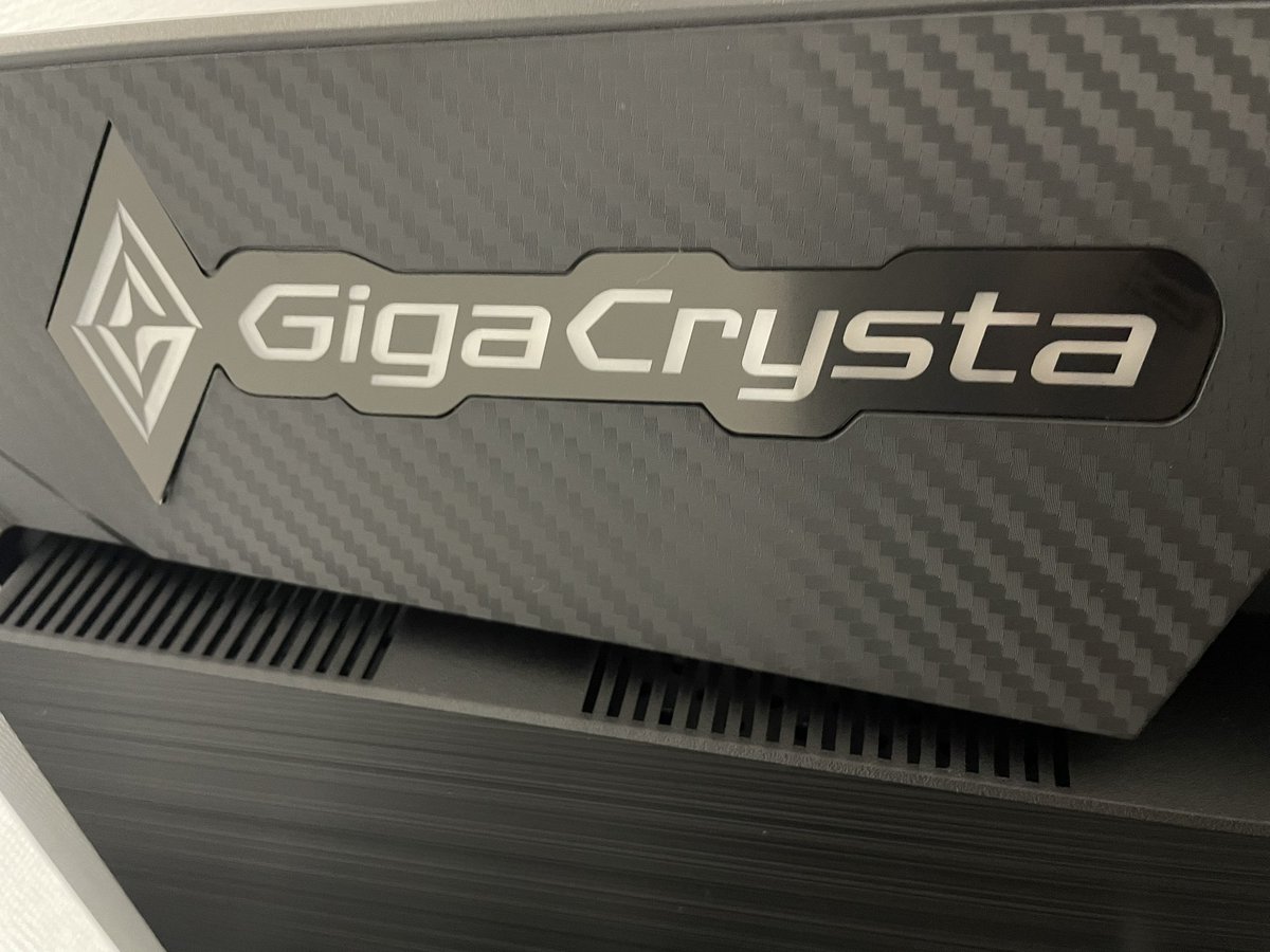 kuryudo3's tweet photo. 【ご提供】

この度、チームスポンサーの「IOデータ」様(@GigaCrysta_io )よりモニターのご提供を頂きました📺

やはり実況中は色んな情報を見なきゃいけないので...大画面のモニターは非常に助かりますね！！！
このモニターとともに実況も頑張っていきます💪

IOデータ様、ありがとうございます！

⤵︎ ︎ツリーに今回ご提供頂いたものと同じものを紹介しておくので気になった人は覗いて見てね👀