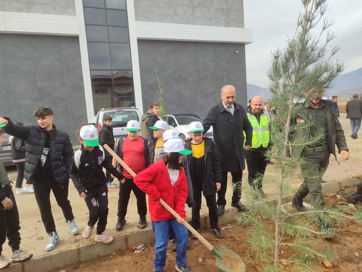 SasonMem's tweet photo. 11 Kasım'da kutlanan Milli Ağaçlandırma Günü bu yıl da kutlandı. Sason İlçe Kaymakamlığının bahçesine dikilen ağaçlarla yapılan kutlama etkinliğine Kaymakamımız Sayın Furkan BAŞAR, Belediye Başkanımız Sayın İrfan DEMİR, İlçe Milli Eğitim Müdürümüz Sayın Kamuran ALDEMİR katıldılar https://t.co/q9Q7ldIiPl