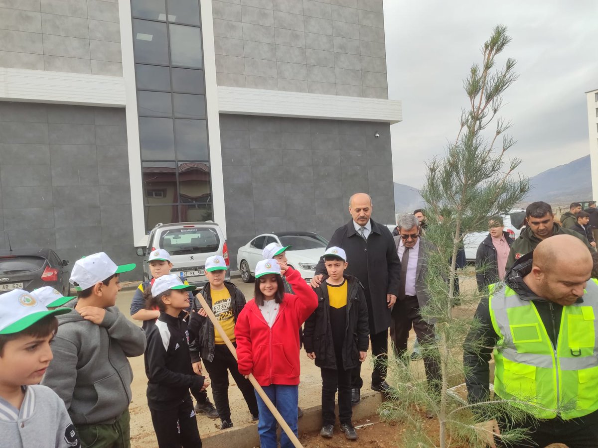 11 Kasım'da kutlanan Milli Ağaçlandırma Günü bu yıl da kutlandı. Sason İlçe Kaymakamlığının bahçesine dikilen ağaçlarla yapılan kutlama etkinliğine Kaymakamımız Sayın Furkan BAŞAR, Belediye Başkanımız Sayın İrfan DEMİR, İlçe Milli Eğitim Müdürümüz Sayın Kamuran ALDEMİR katıldılar