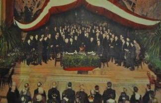 Mums bieži izskan tā doma, ka esam kaut kā visu sačakarējuši. Un, protams, ka daudz ko varēja labāk. Algas mazas, valdība stulba, lidmašīnas dārgas, dzelzceļa nav pavisam, vilcieni joprojām brauc uz krieviju, Daugavpils mērs nespēj pateikt, kam pieder Krima. Taču 1918. gada 18.