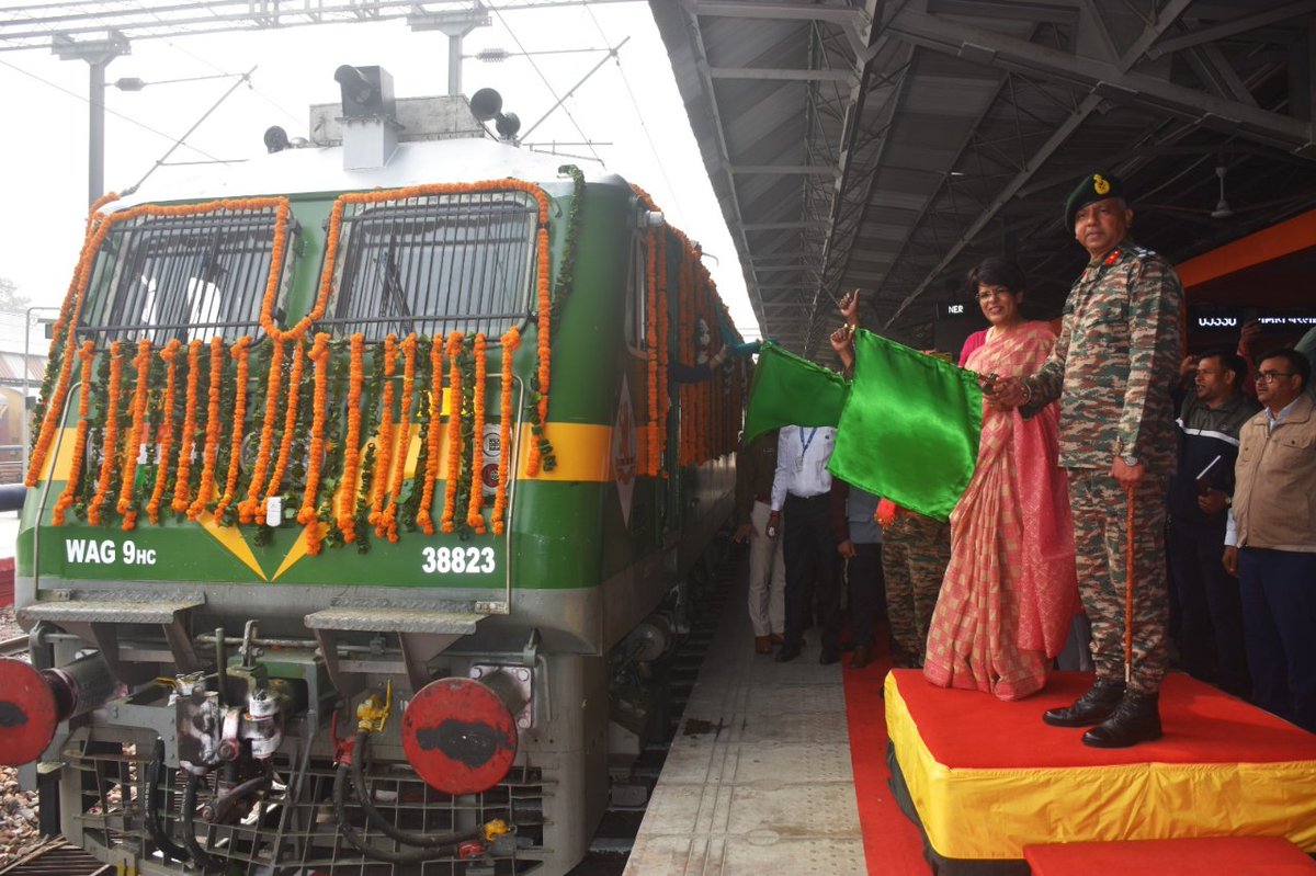 drm_drmizn's tweet image. Locomotives dedicated to the martyrs of #RezangLa #KumaonRegiment were flagged off by Brig. Mr. Sanjay Yadav, VSM and DRM Mrs. Rekha Yadav at a function organised at IZN rly station on the occasion at Rezang La Commemoration ceremony on 18.11.2024.
#IndianArmy
@RailMinIndia