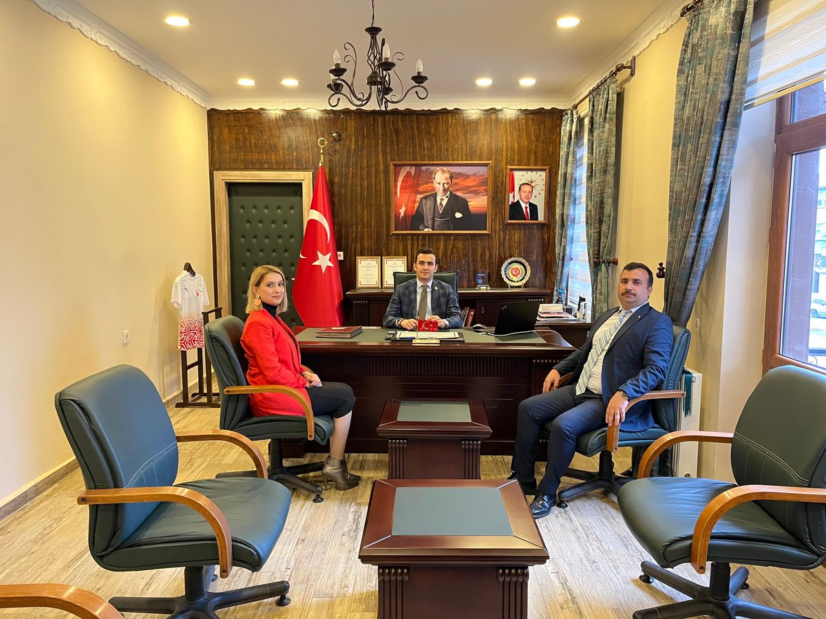 Afyonkarahisar İl Nüfus ve Vatandaşlık Müdürü Erkan Tanyeri Kaymakam Hacı Demirci’ye hayırlı olsun ziyaretinde bulundu. Kaymakam Demirci ziyaretten duyduğu memnuniyeti dile getirerek kendisine teşekkür etti.