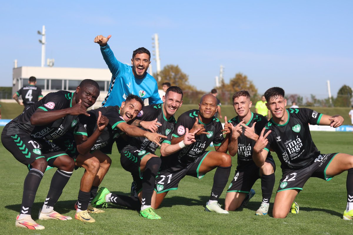 PrimeraRFEFStat's tweet photo. Dos equipos en plena forma pugnarán el próximo sábado por el liderato y es que #BetisDeportivo (1°) y #AntequeraCF (2°) solo son separados por dos puntos.

La victoria local daría una mayor distancia respecto a los Play Off y la visitante supondría un cambio de líder.

Partidazo. https://t.co/zA6RhPsflE