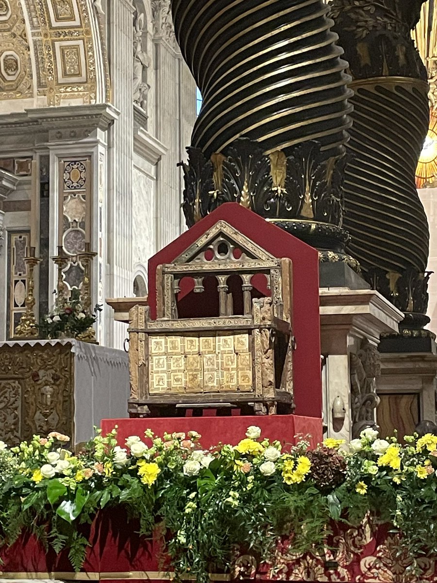 “Dopo oltre 11 secoli, l'antica basilica vaticana minacciava di cadere, quando sotto il pontificato di Giulio II nel 1506 fu riedificata secondo l'attuale grandioso disegno e nuovamente consacrata da Papa Urbano VIII il 18 novembre del 1626.”