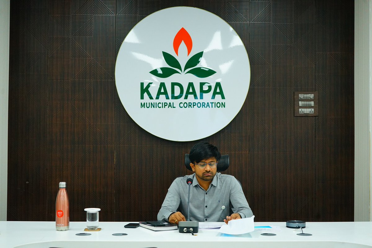 KadapaComsr's tweet image. నేడు (18.11.2024) కమిషనర్ ఎన్. మనోజ్ రెడ్డి గారి ఆధ్వర్యంలో ప్రజా సమస్యల పరిష్కార వేదిక నిర్వహించారు.
మొత్తం అర్జీలు: 28 అర్జీలను సకాలంలో పరిష్కరించేందుకు సంబంధిత అధికారులను ఆదేశించారు.
#SwachhataPakhwada2024 #SHS2024 #CleanlinessDrive
@CDMA_Municipal @AndhraPradeshCM