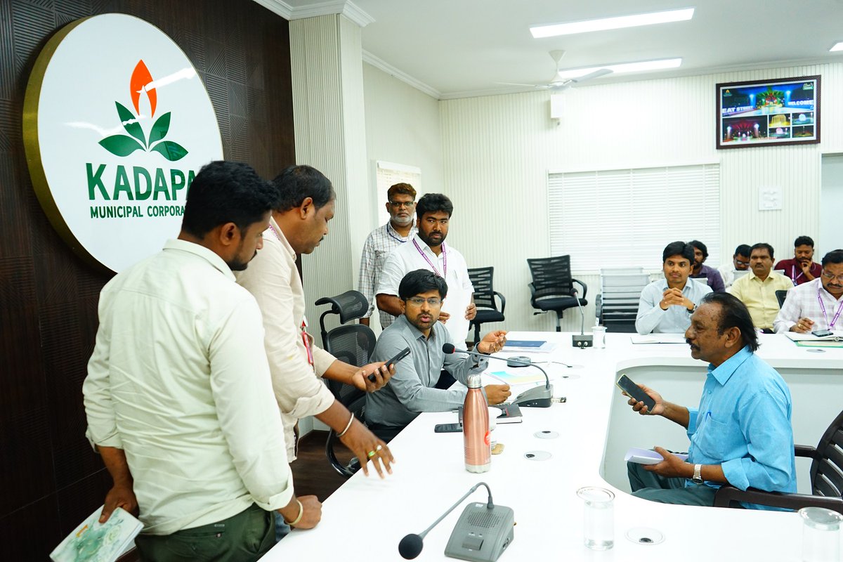 KadapaComsr's tweet image. నేడు (18.11.2024) కమిషనర్ ఎన్. మనోజ్ రెడ్డి గారి ఆధ్వర్యంలో ప్రజా సమస్యల పరిష్కార వేదిక నిర్వహించారు.
మొత్తం అర్జీలు: 28 అర్జీలను సకాలంలో పరిష్కరించేందుకు సంబంధిత అధికారులను ఆదేశించారు.
#SwachhataPakhwada2024 #SHS2024 #CleanlinessDrive
@CDMA_Municipal @AndhraPradeshCM