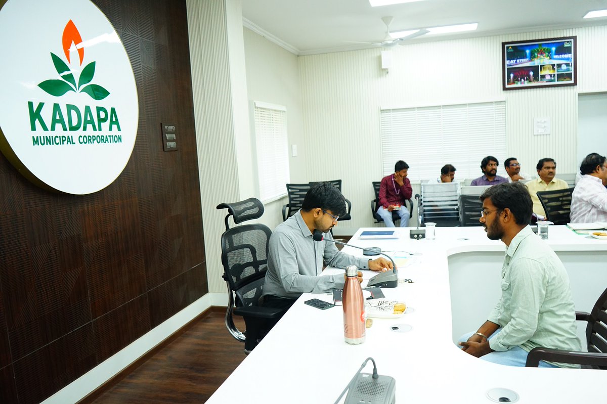 KadapaComsr's tweet image. నేడు (18.11.2024) కమిషనర్ ఎన్. మనోజ్ రెడ్డి గారి ఆధ్వర్యంలో ప్రజా సమస్యల పరిష్కార వేదిక నిర్వహించారు.
మొత్తం అర్జీలు: 28 అర్జీలను సకాలంలో పరిష్కరించేందుకు సంబంధిత అధికారులను ఆదేశించారు.
#SwachhataPakhwada2024 #SHS2024 #CleanlinessDrive
@CDMA_Municipal @AndhraPradeshCM