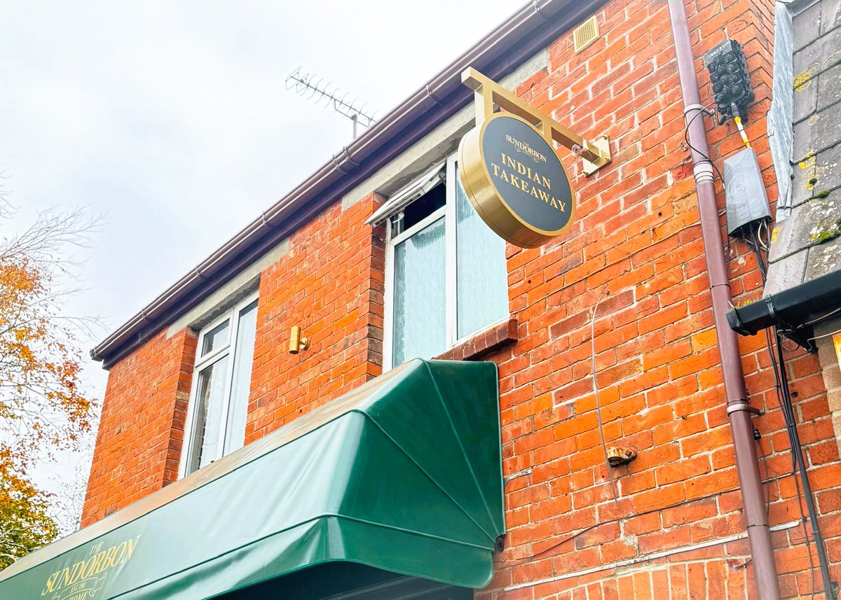 creativesoluk's tweet image. We crafted a custom double-sided projecting circular sign with concealed lighting for round-the-clock visibility. Discover the process behind this bespoke signage project in Dorchester: bit.ly/3YO5HEG

#SignageSolutions #ProjectingSign #IlluminatedSign #CustomSigns